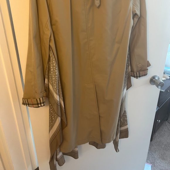 AUTHENTIC BURBERRY TRENCH COAT - Picture 8 of 13